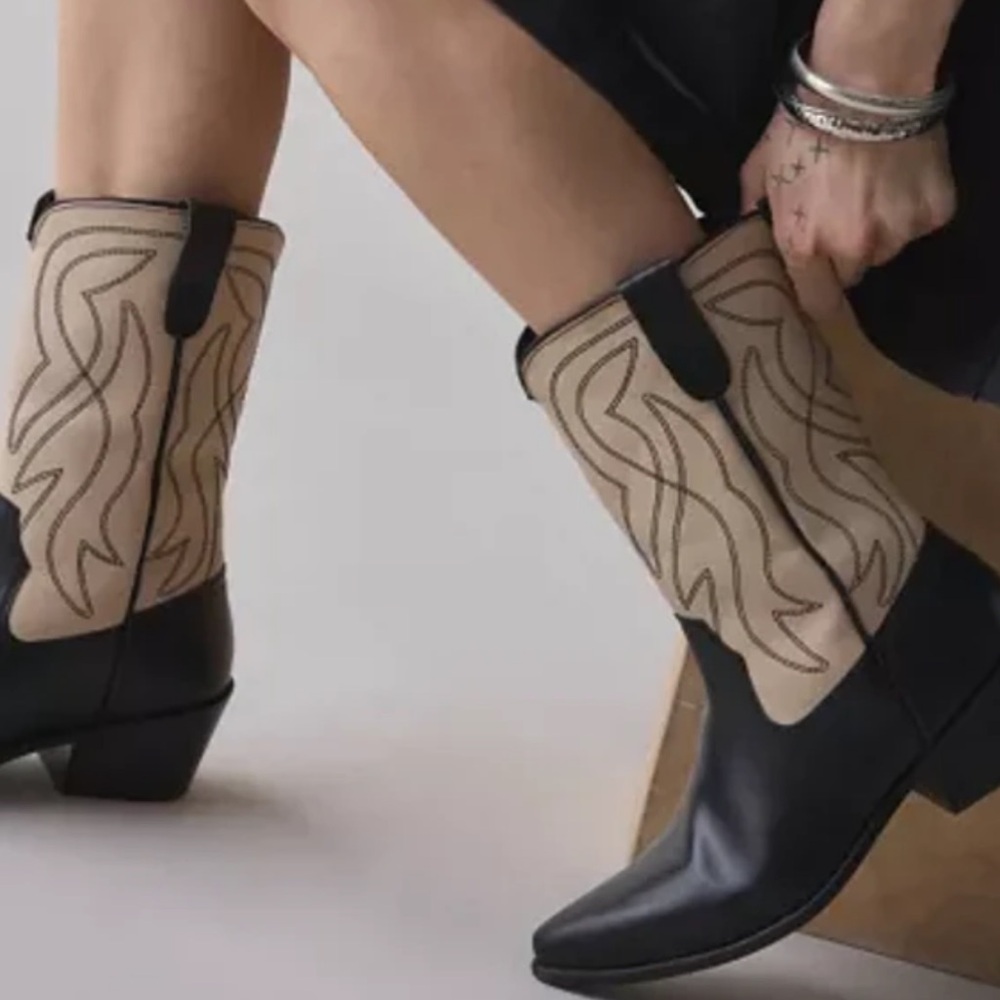 UO Leena Two-Tone Cowboy Boot black/Cream